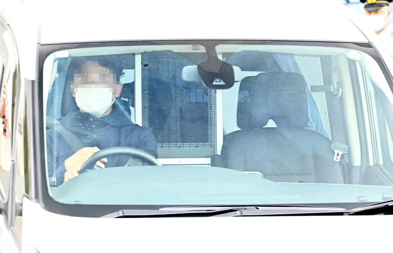 湾岸署を出る清水尋也容疑者を乗せた車（写真は一部加工）（撮影・滝沢徹郎）