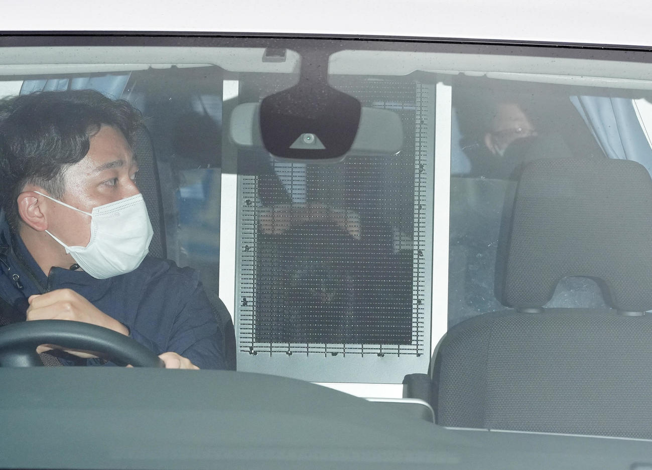 留置先の東京湾岸署に戻る清水尋也容疑者（中央）＝午後4時すぎ（撮影・江口和貴）