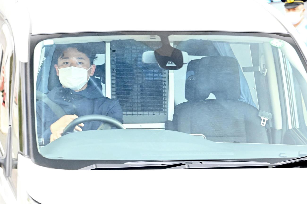 湾岸署を出る清水尋也容疑者を乗せた車（撮影・滝沢徹郎）