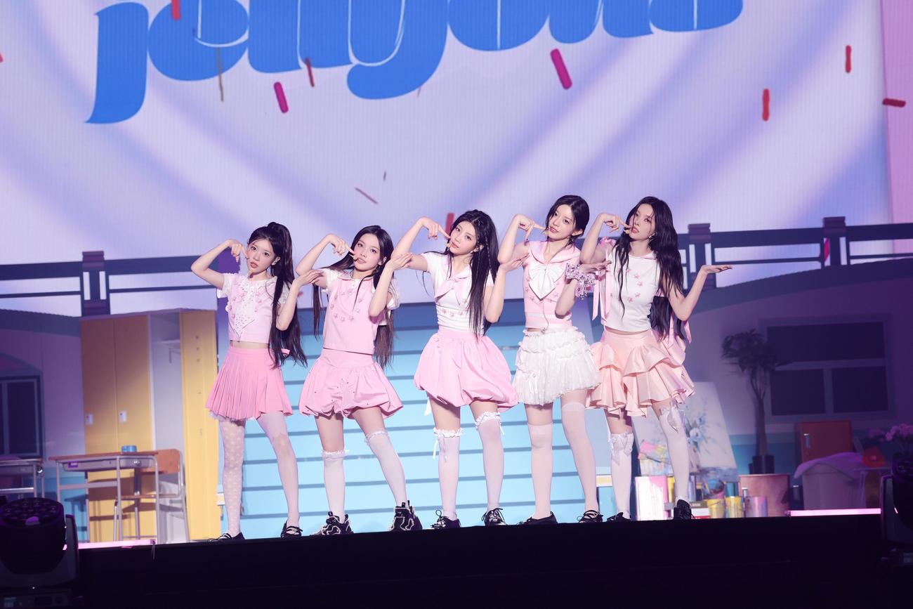 日本で初開催したファンコンサートの大阪公演でパフォーマンスするILLIT。左からMOKA、IROHA、WONHEE、MINJU、YUNAH (P)＆(C) BELIFT LAB Inc.