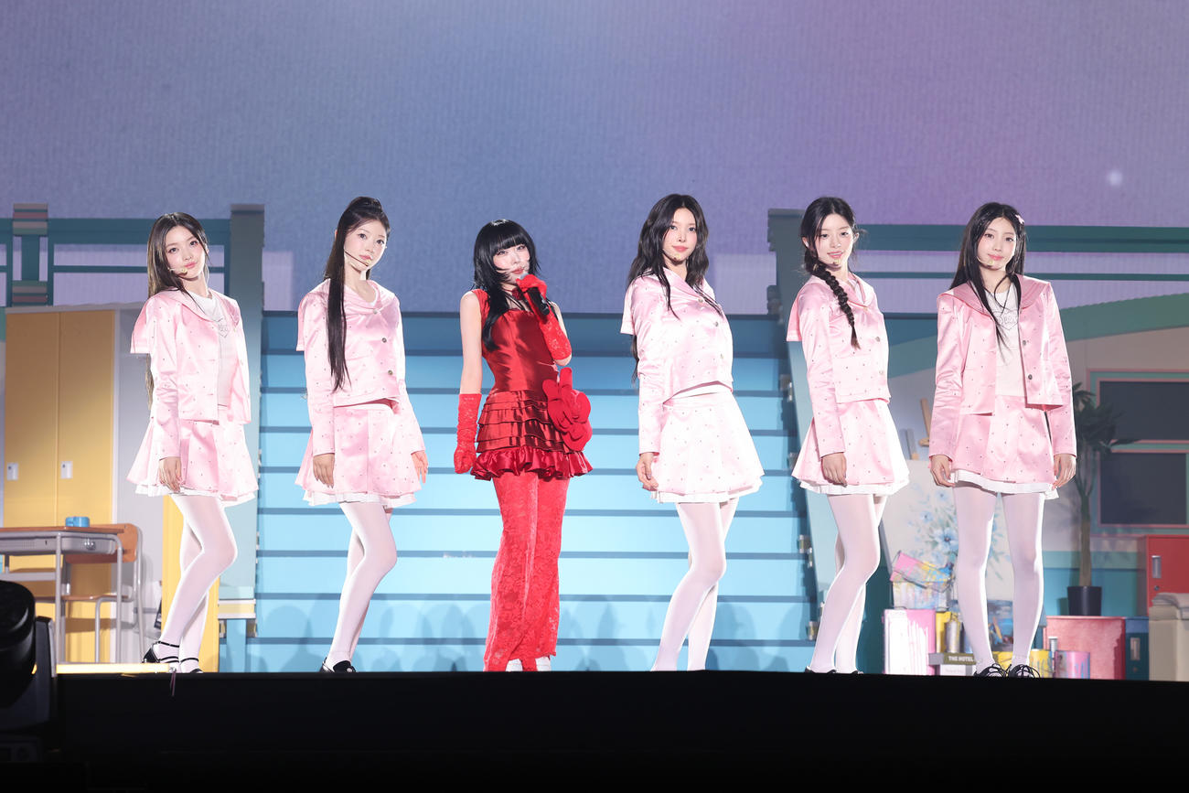 日本で初開催したファンコンサートの大阪公演でパフォーマンスするILLITと、サプライズで登場した紫今（左から3人目）。左からIROHA、MOKA、1人おいてYUNAH、MINJU、WONHEE (P)＆(C) BELIFT LAB Inc.