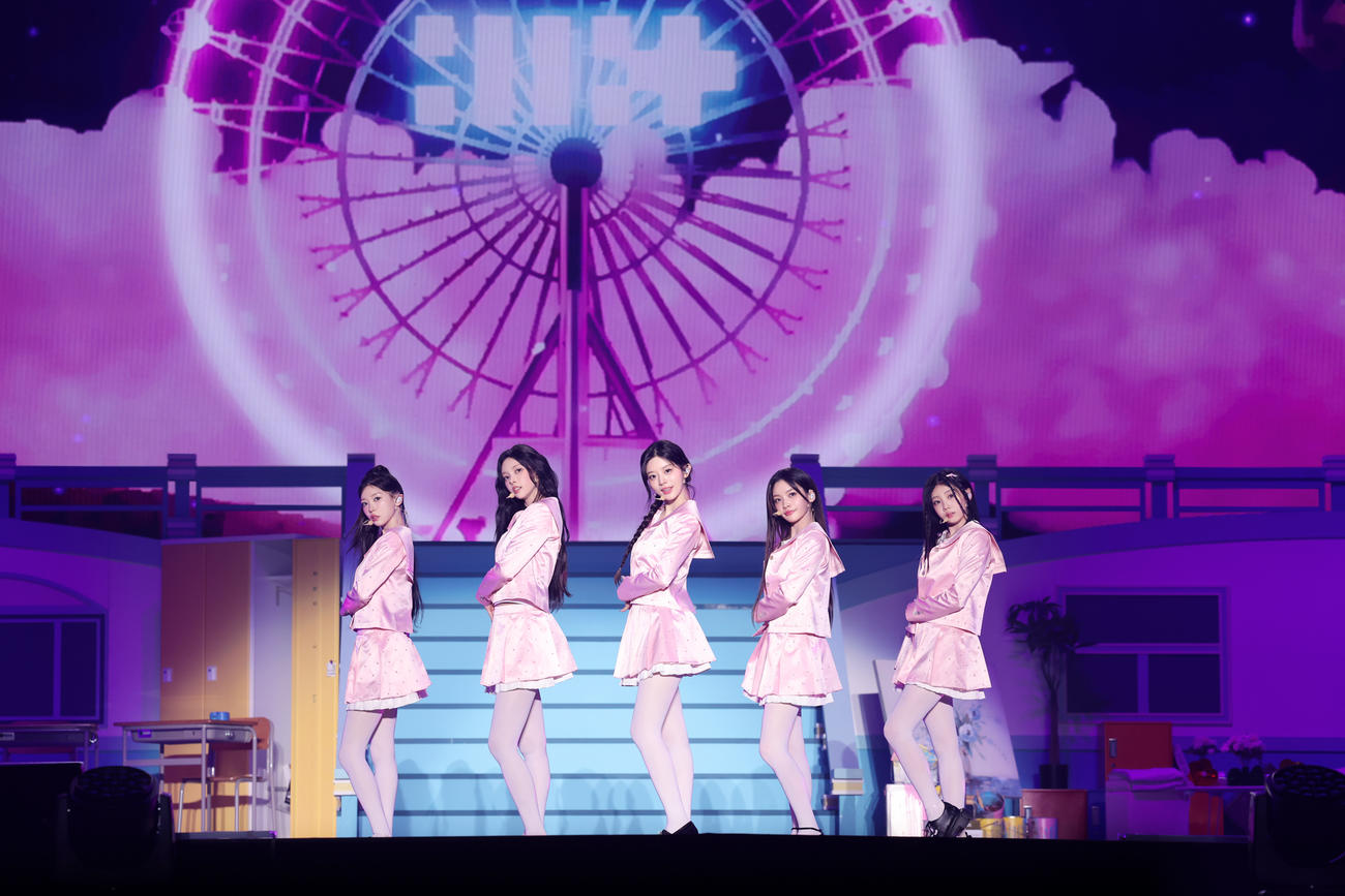 日本で初開催したファンコンサートの大阪公演でパフォーマンスするILLIT。左からMOKA，YUNAH、MINJU、IROHA、WONHEE (P)＆(C) BELIFT LAB Inc.