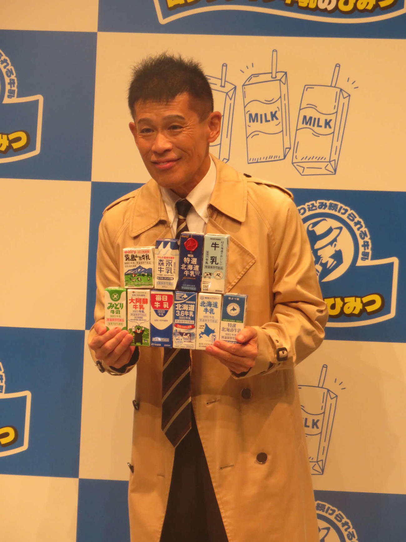 ロングライフ牛乳を手にする柳沢慎吾