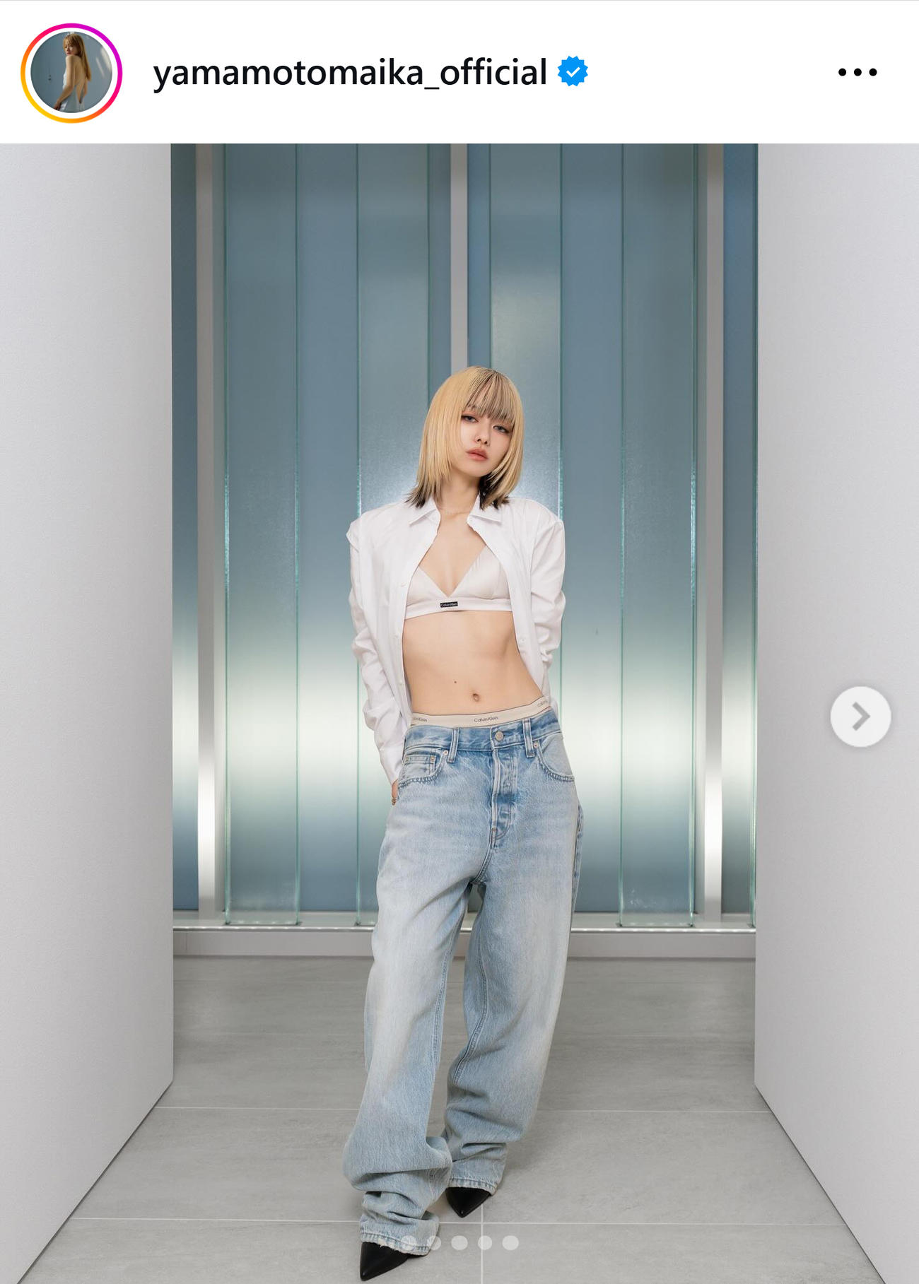 クールセクシーコーデでおへそチラリ（山本舞香のインスタグラムから）