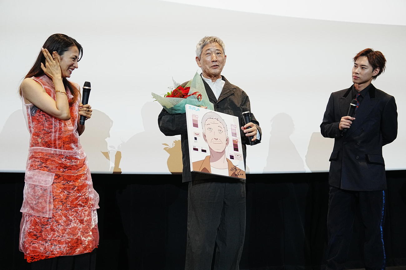 映画「ホウセンカ」完成披露舞台あいさつでこの日誕生日を迎えた小林薫（中央）にサプライズで花束やイラストが贈呈された（撮影・小沢裕）