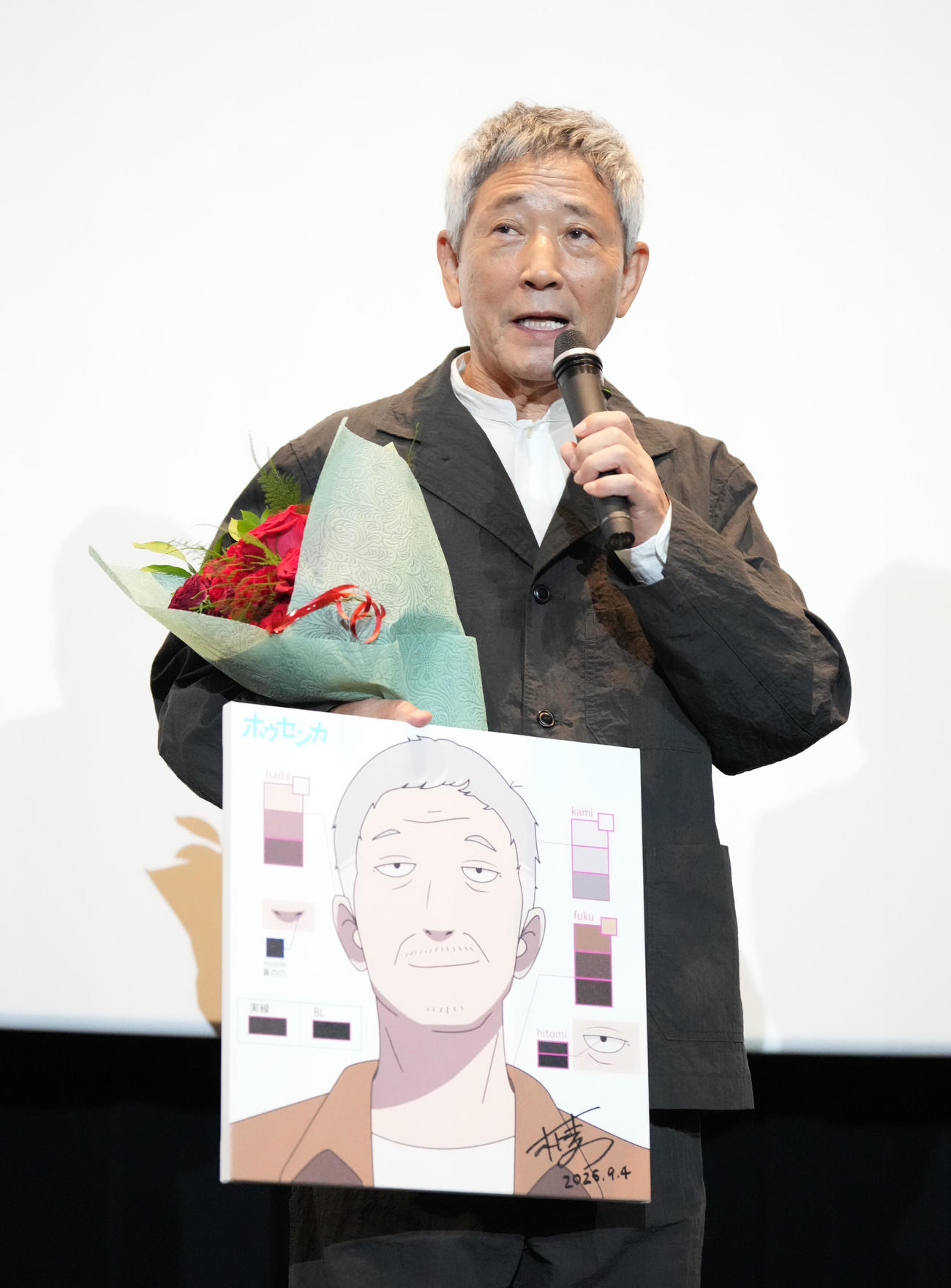 映画「ホウセンカ」完成披露舞台あいさつでこの日誕生日を迎えた小林薫にサプライズで花束やイラストが贈呈された（撮影・小沢裕）