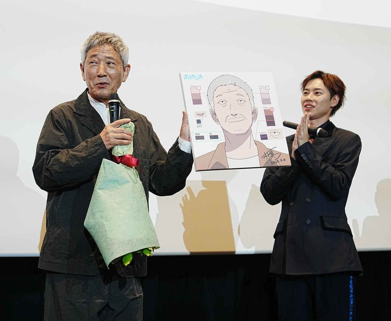 映画「ホウセンカ」完成披露舞台あいさつでこの日誕生日を迎えた小林薫にサプライズで花束やイラストが贈呈された。右は戸塚純貴（撮影・小沢裕）