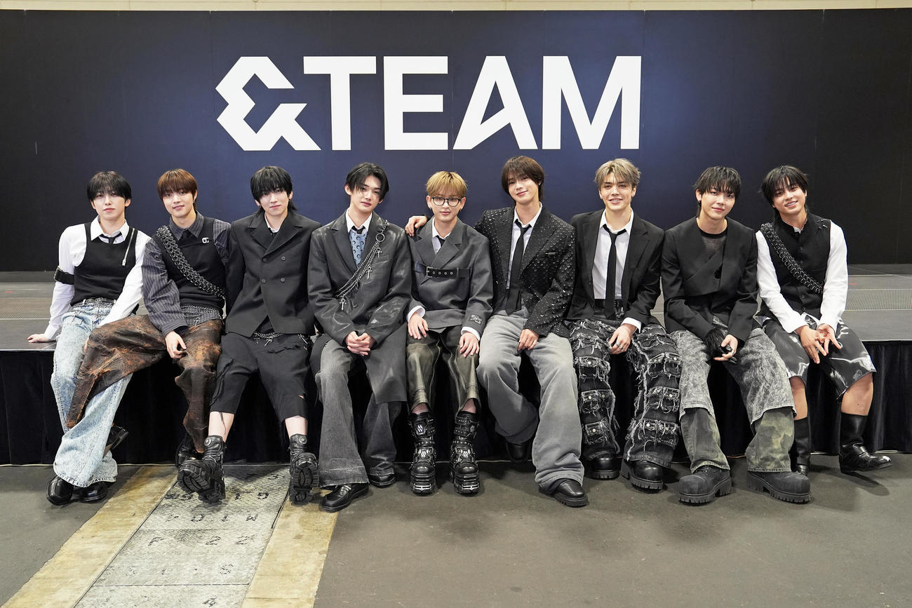＆TEAM。左から、FUMA、EJ、YUMA、JO、HARUA、K、MAKI、NICHOLAS、TAKI（2025年撮影）