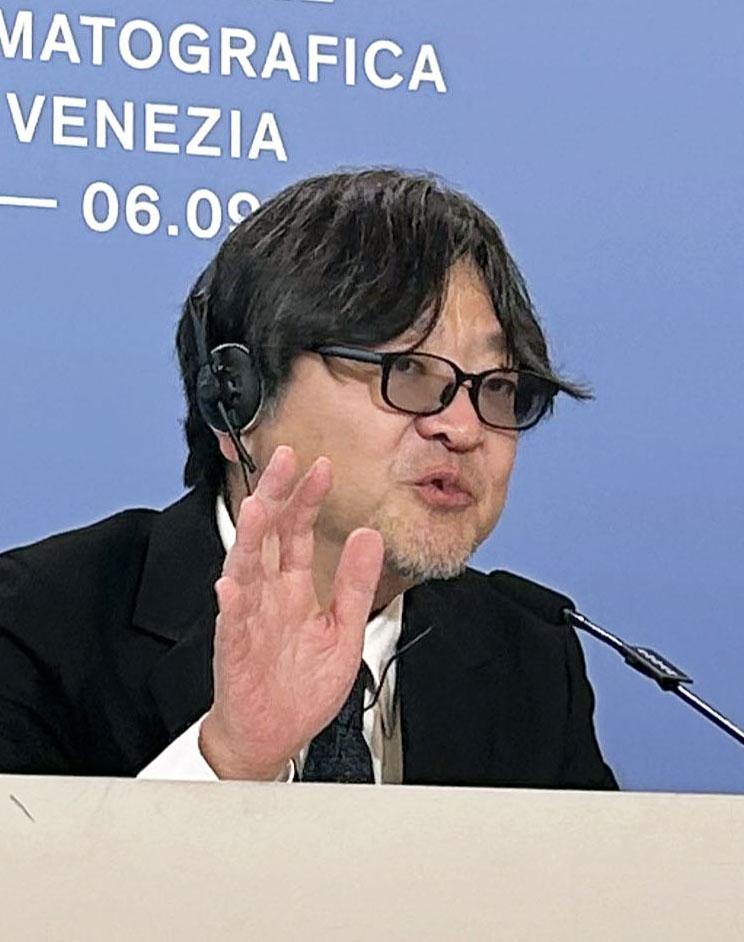 ベネチア国際映画祭の記者会見で語る細田守監督＝4日、イタリア・ベネチア（共同）
