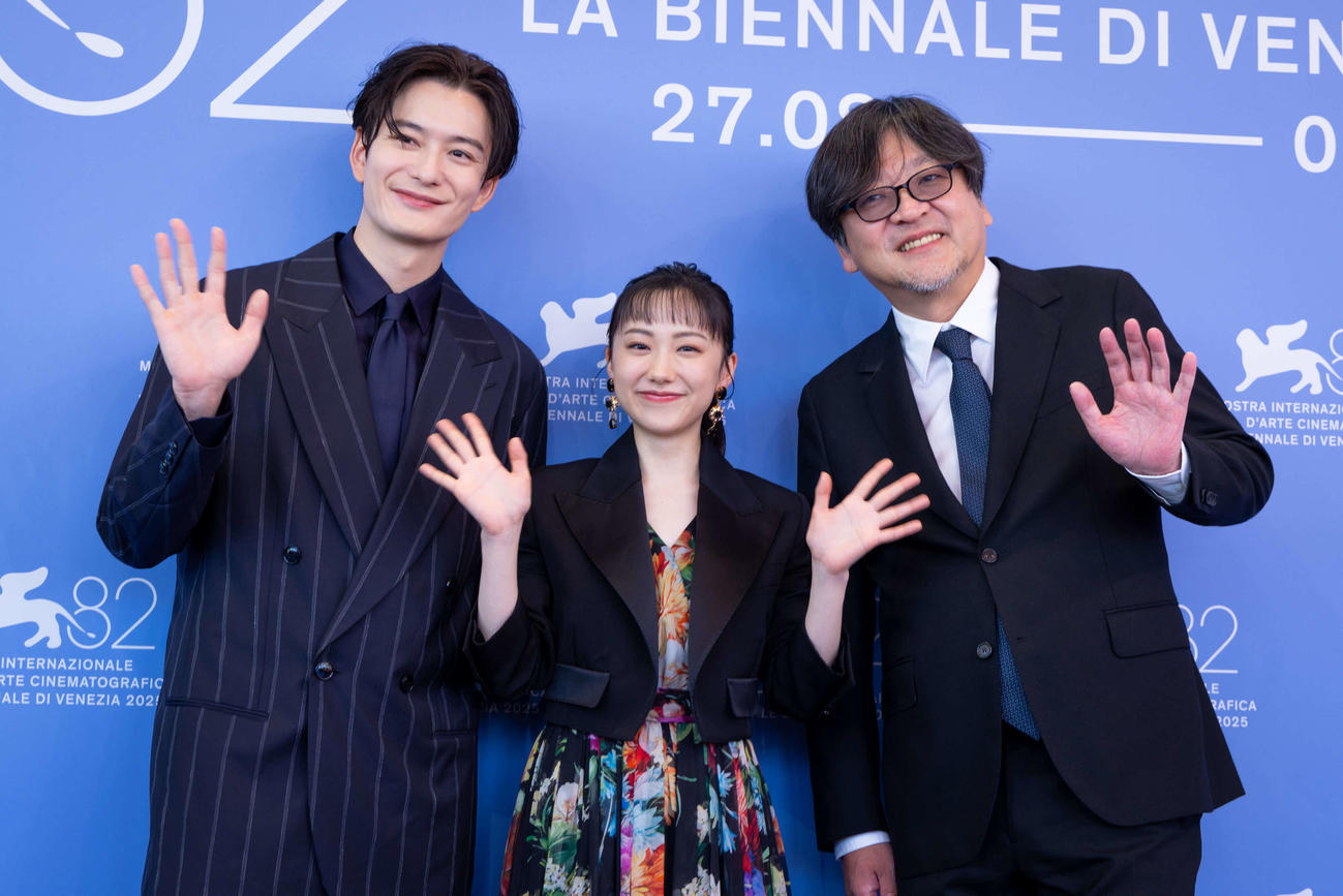 ベネチア映画祭の公式記者会見とフォトコールに出席した、左から岡田将生、芦田愛菜、細田守監督（（C）KAZUKO WAKYAMA）