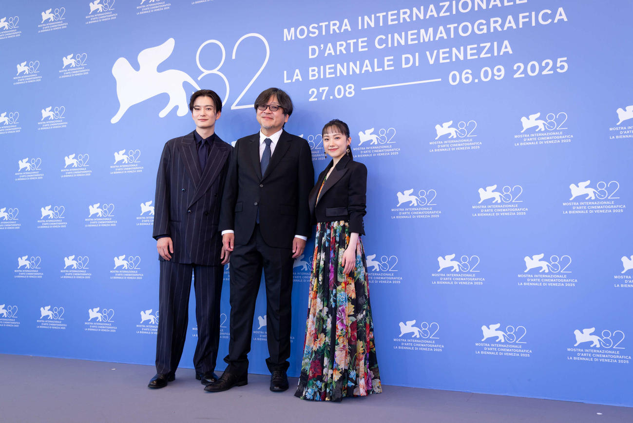 ベネチア映画祭の公式記者会見とフォトコールに出席した、左から岡田将生、細田守監督、芦田愛菜（（C）KAZUKO WAKYAMA）