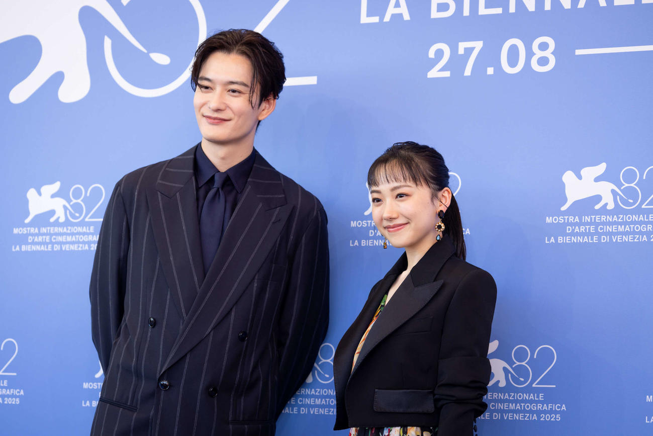 ベネチア映画祭のフォトコールに出席した岡田将生（左）と芦田愛菜（（C）KAZUKO WAKYAMA）