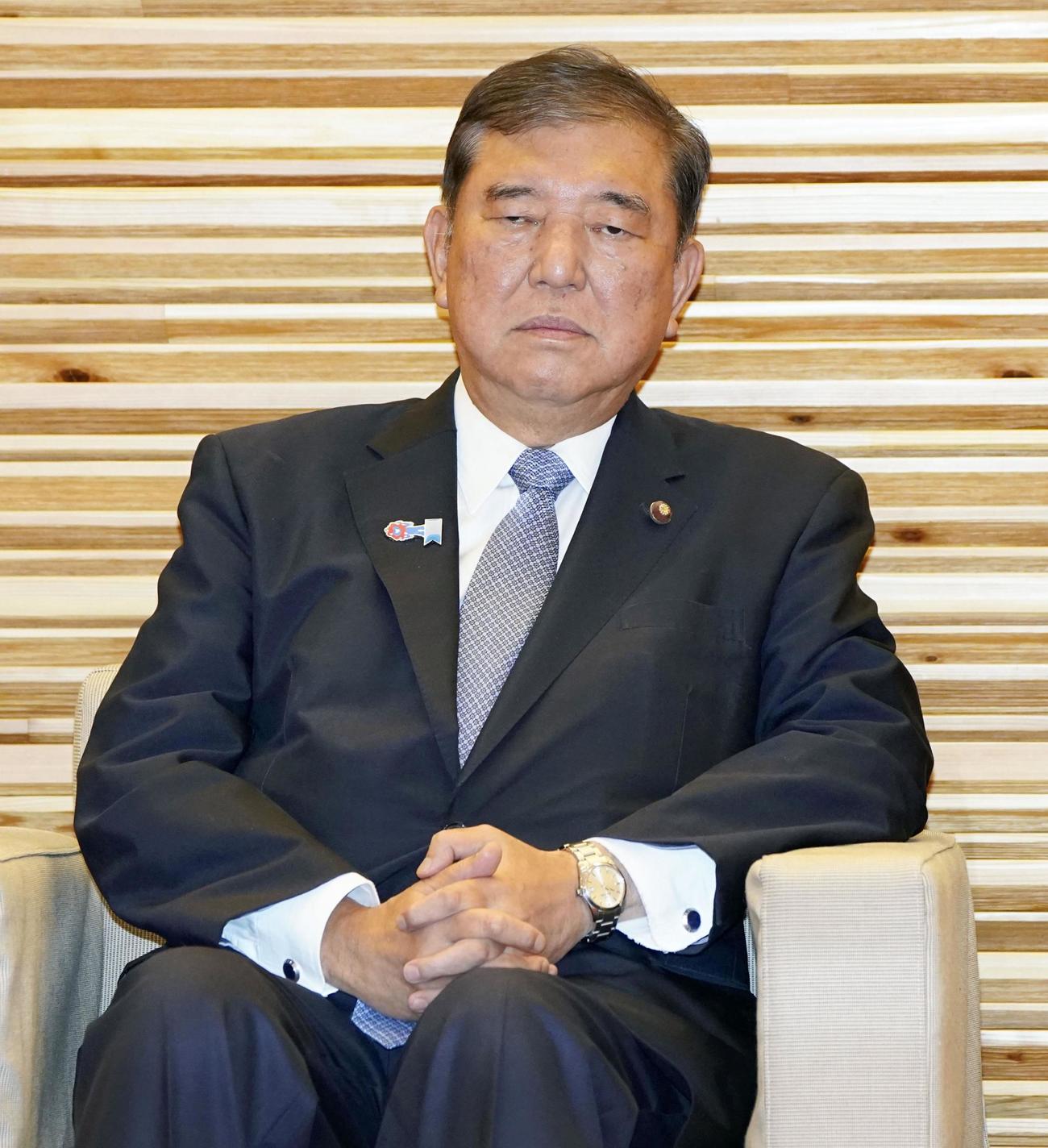 閣議に臨む石破首相（5日、共同）