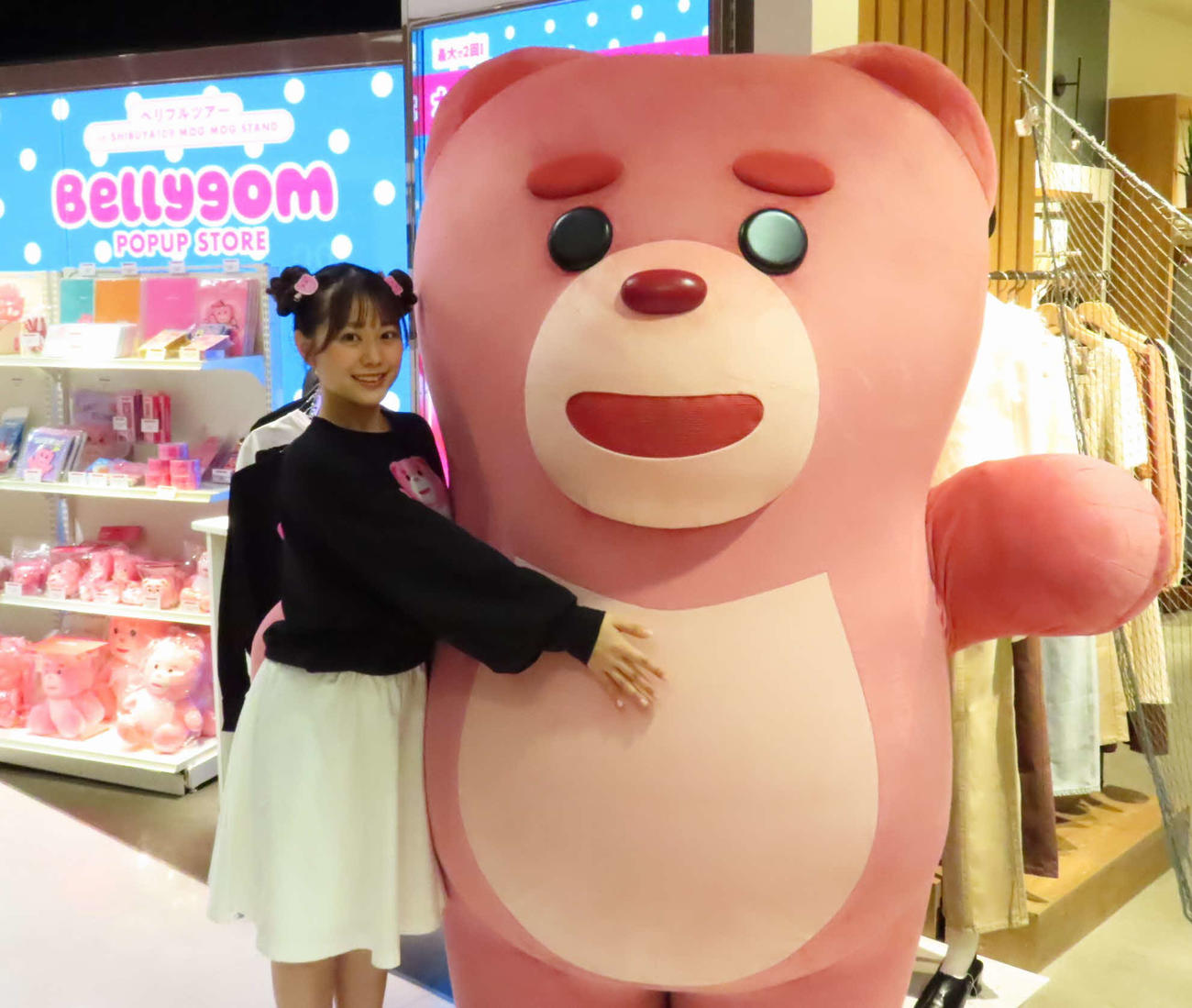 「ベリフルツアー　in SHIBUYA109 MOG MOG STAND」に登場した森山未唯（左）とベリゴム