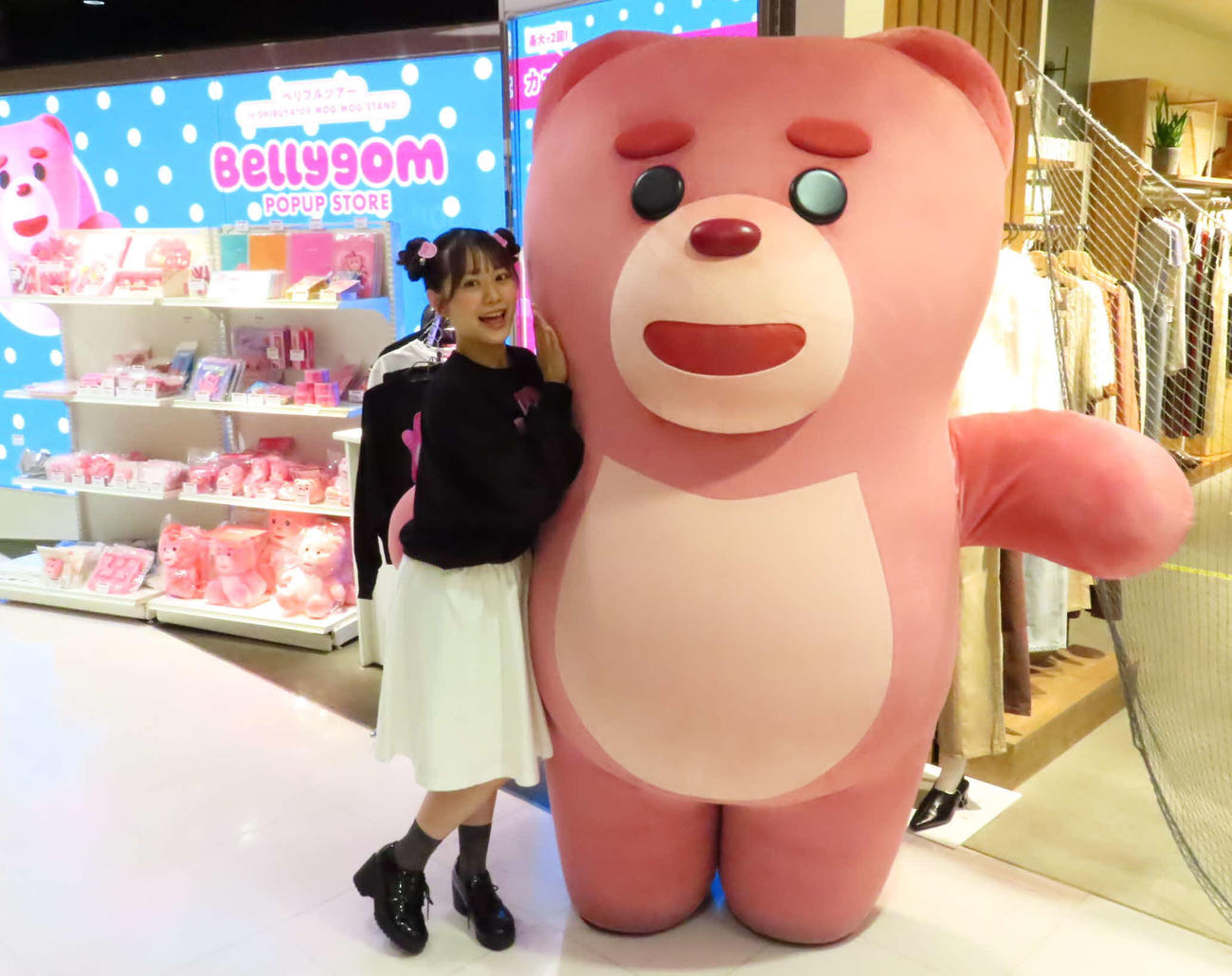 「ベリフルツアー　in SHIBUYA109 MOG MOG STAND」に登場した森山未唯（左）とベリゴム
