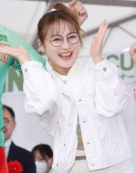 鈴木奈々＝24年3月