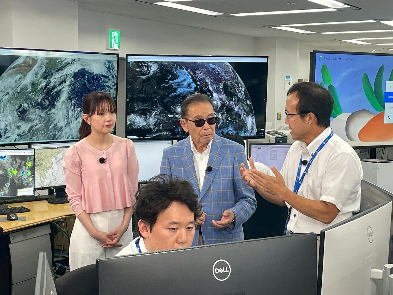 ウェザーニューズ社に潜入したテレビ朝日渡辺瑠海アナウンサー（左）とタモリ（中央）