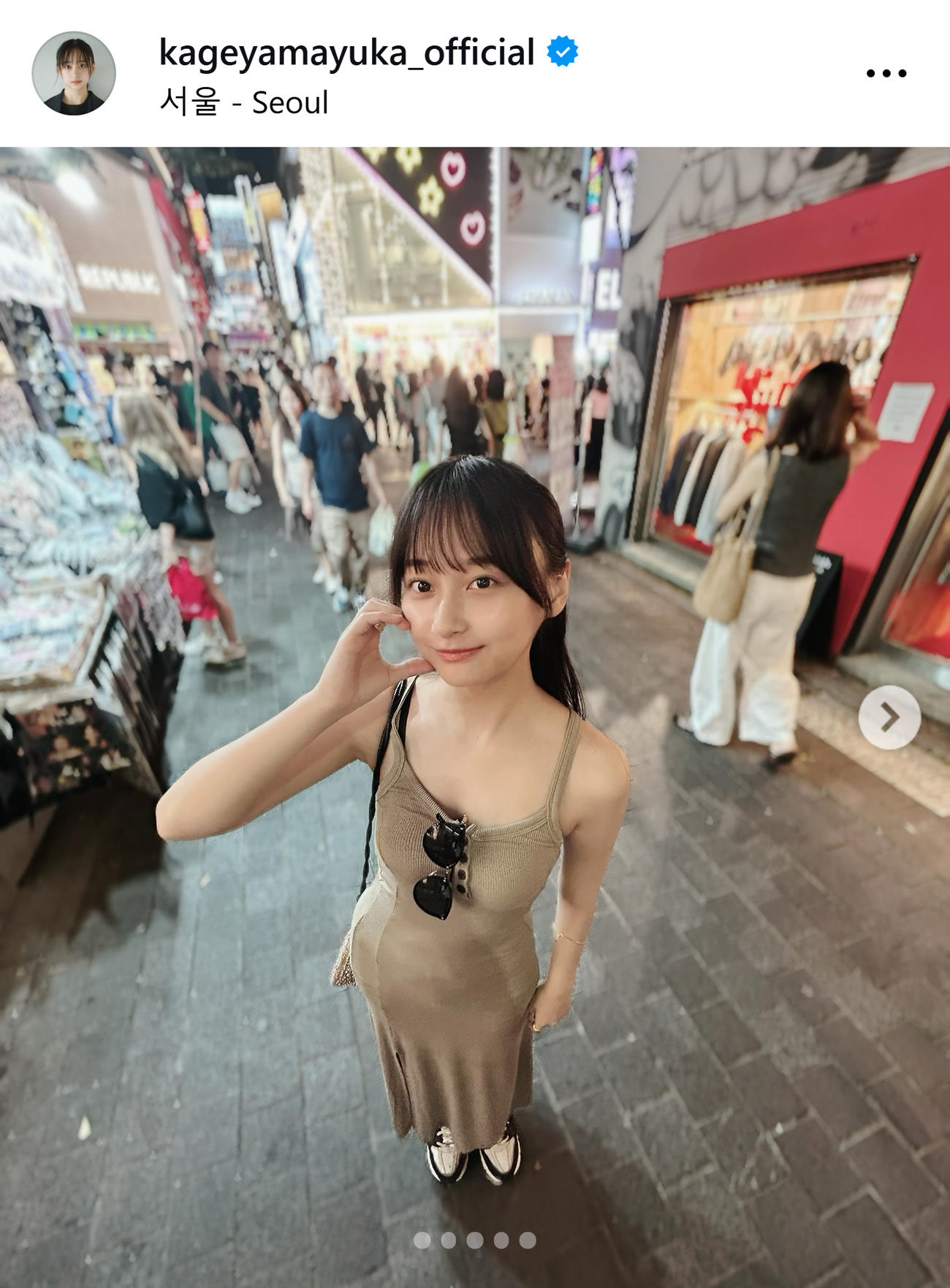 ボディーラインくっきりキャミワンピ姿の影山優佳（影山優佳のインスタグラムから）