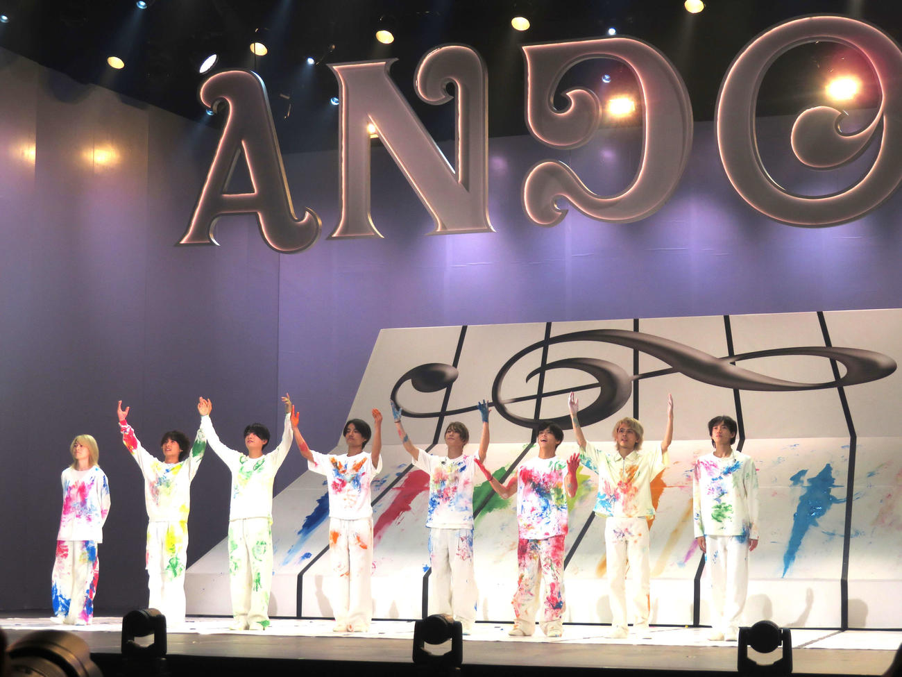 グループの主演舞台「ANDO」ゲネプロに臨むB＆ZAIのメンバー、左から今野大輝、稲葉通陽、本髙克樹、鈴木悠仁、橋本涼、菅田琳寧、矢花黎、川﨑星輝