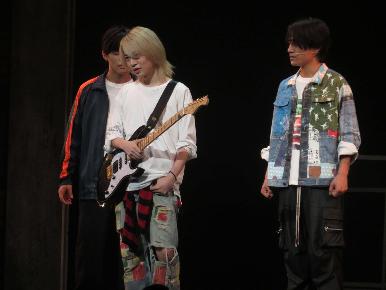 グループの主演舞台「ANDO」ゲネプロに臨むB＆ZAIのメンバー、（左から）菅田琳寧、今野大輝、鈴木悠仁