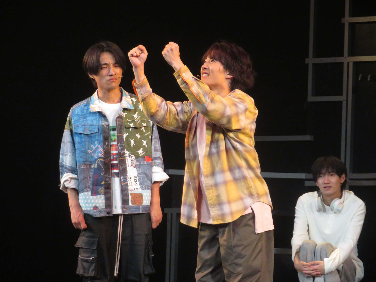 グループの主演舞台「ANDO」ゲネプロに臨むB＆ZAIの、左から鈴木悠仁、稲葉通陽、川﨑星輝
