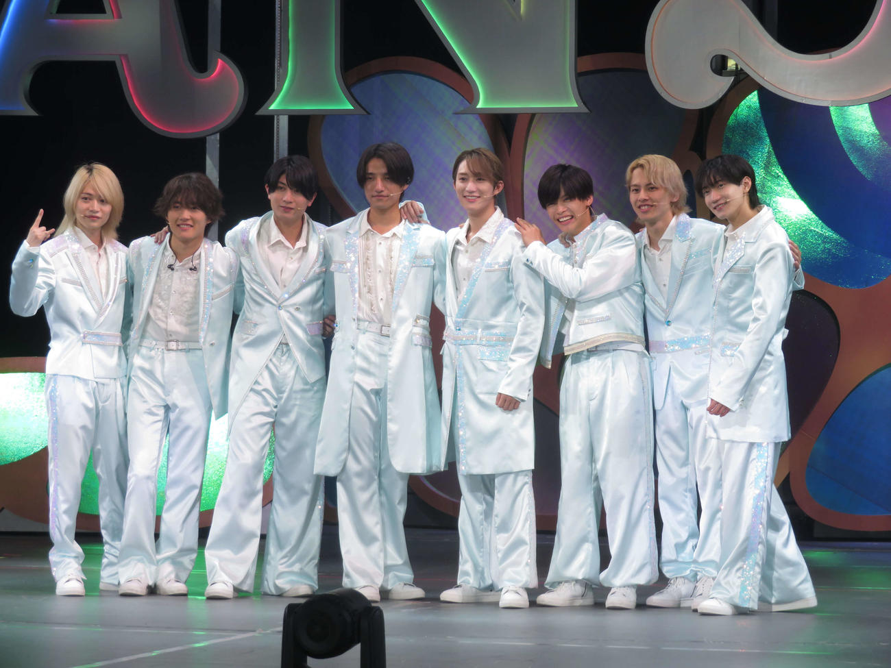 囲み取材に応じたB＆ZAIのメンバー、左から今野大輝、稲葉通陽、本髙克樹、鈴木悠仁、橋本涼、菅田琳寧、矢花黎、川﨑星輝