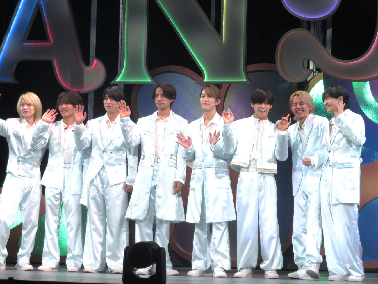 囲み取材に応じたB＆ZAIのメンバー、（左から）今野大輝、稲葉通陽、本髙克樹、鈴木悠仁、橋本涼、菅田琳寧、矢花黎、川﨑星輝