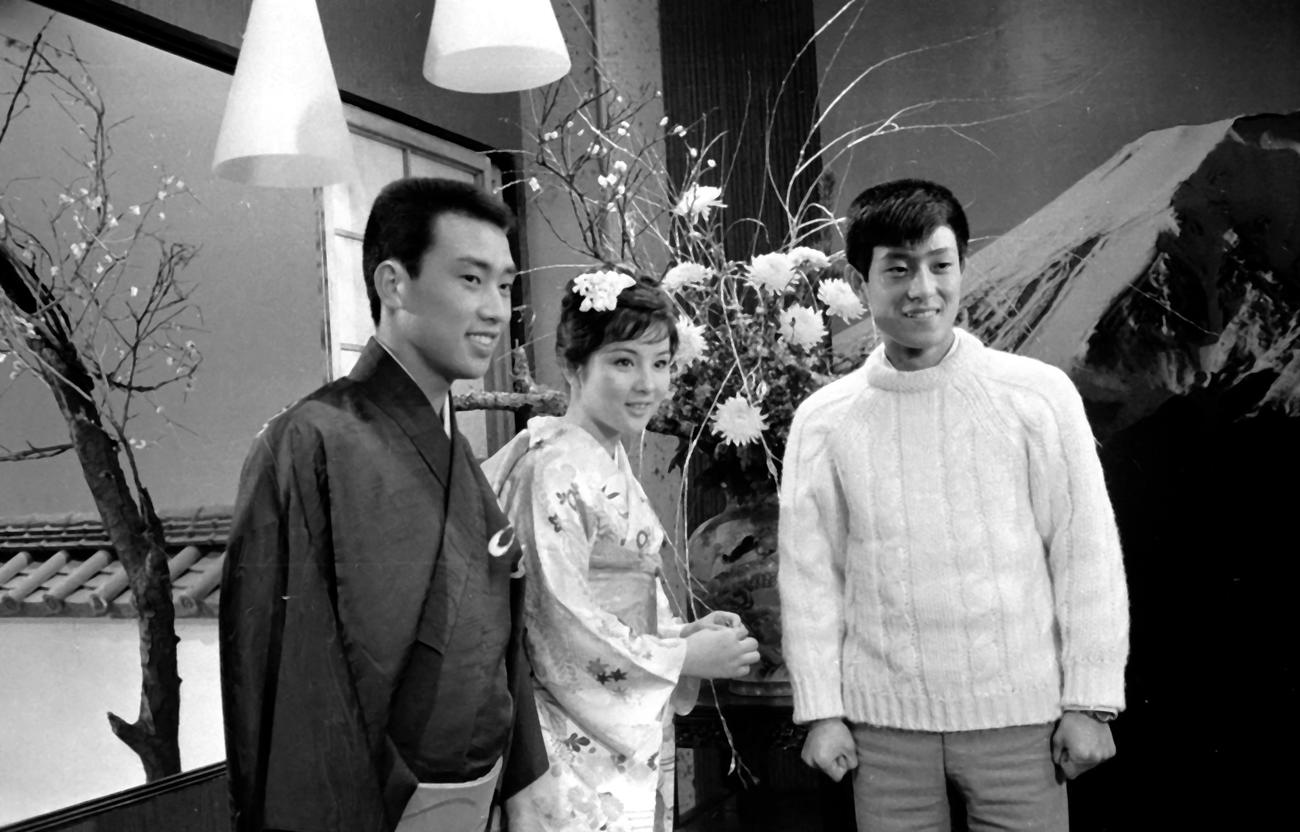 御三家の橋幸夫さん（左）、舟木一夫(右端）と一緒に吉永小百合（1963年12月撮影）