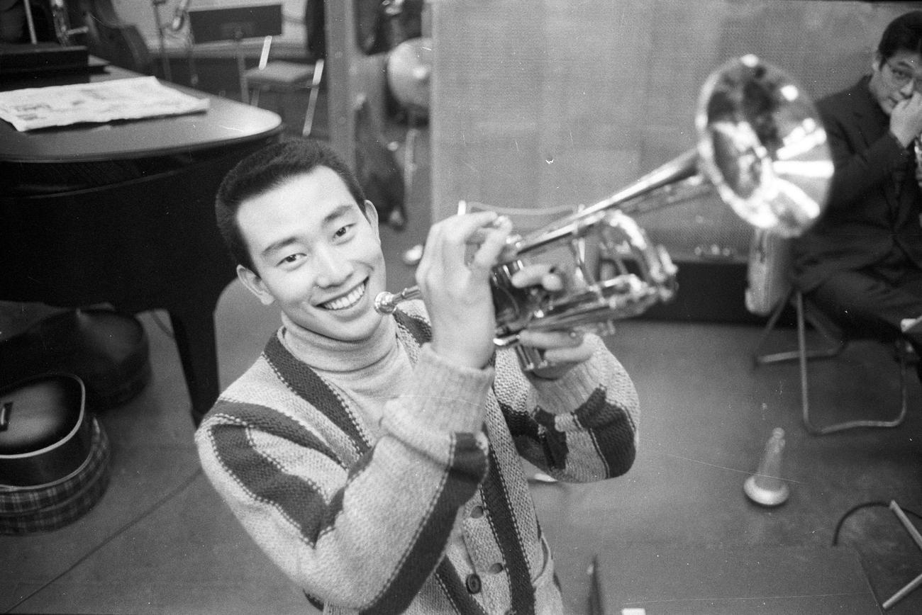 65年、トランペットを手に笑顔を見せる橋幸夫さん