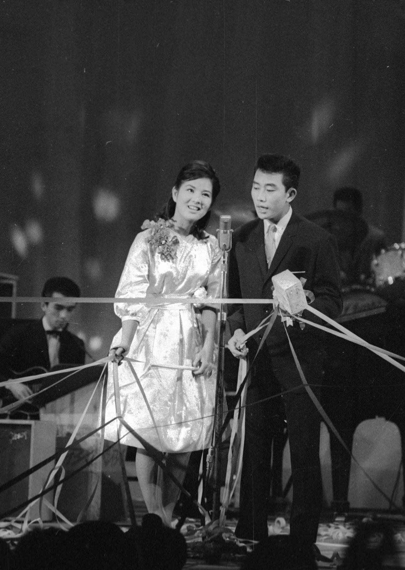 第4回日本レコード大賞　大賞は橋幸夫さん、吉永小百合の「いつでも夢を」（1962年12月撮影）