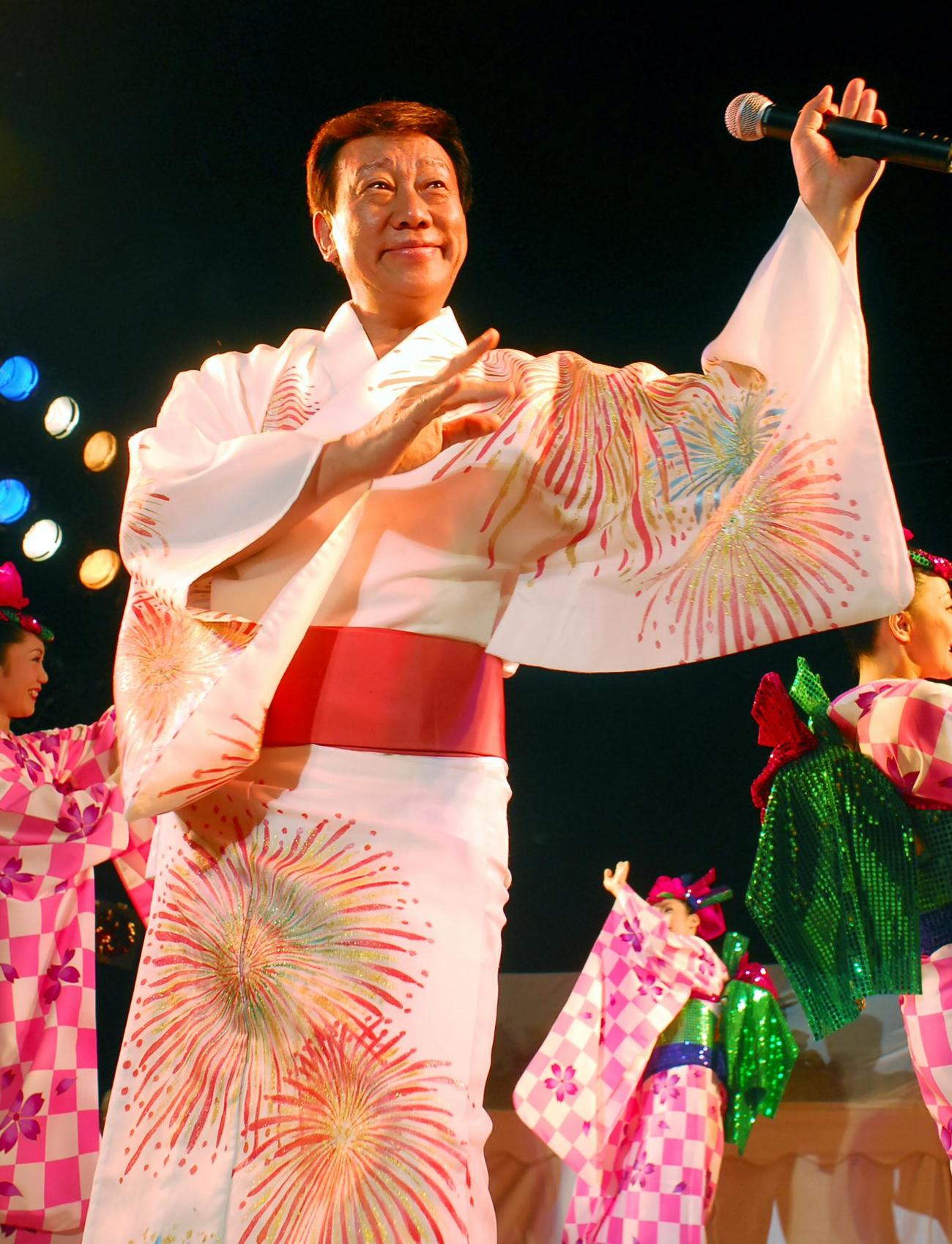 神宮外苑花火大会　花火音頭を歌う橋幸夫さん（07年8月）
