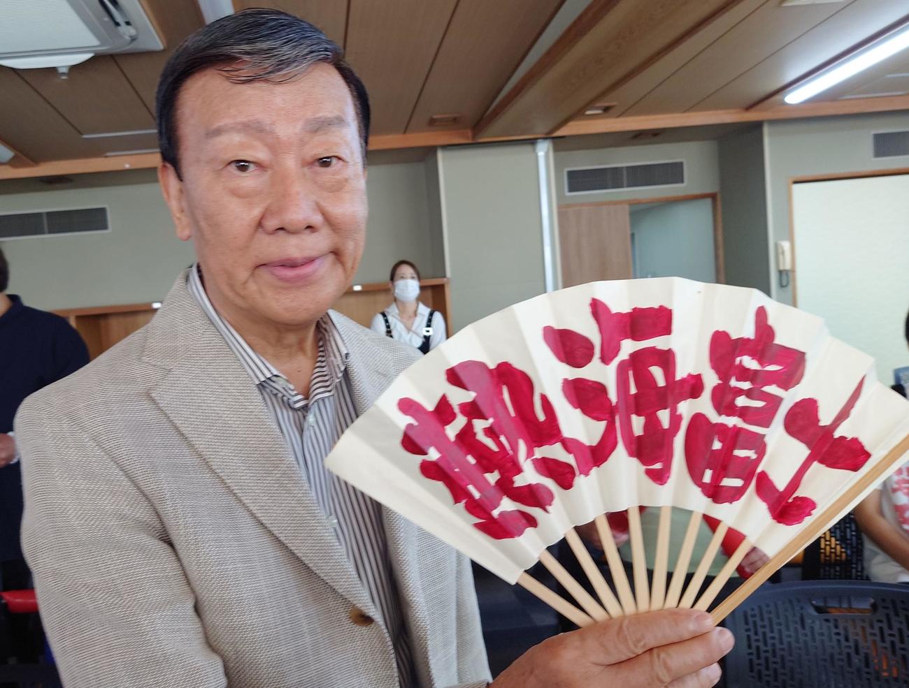 熱海市のパブリックビューイング会場に市内在住の歌手橋幸夫さんも駆けつけた（2023年9月撮影）