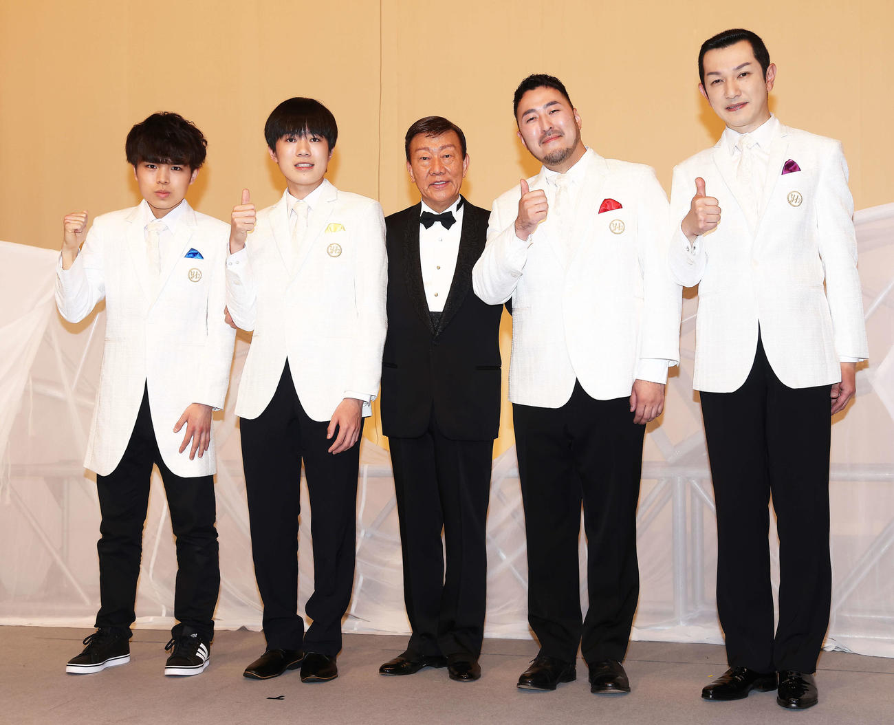 橋幸夫ラストコンサート　2代目橋幸夫と写真に納まる橋幸夫さん（中央）。左から川岸明富、徳岡純平、1人おいて進公平、小牧勇太（2023年5月撮影）