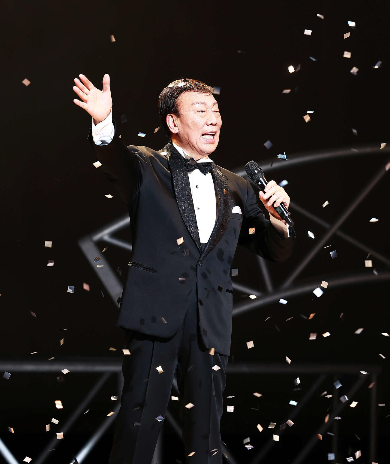 橋幸夫ラストコンサート　ラストコンサートでフィナーレを迎える橋幸夫さん（2023年5月撮影）
