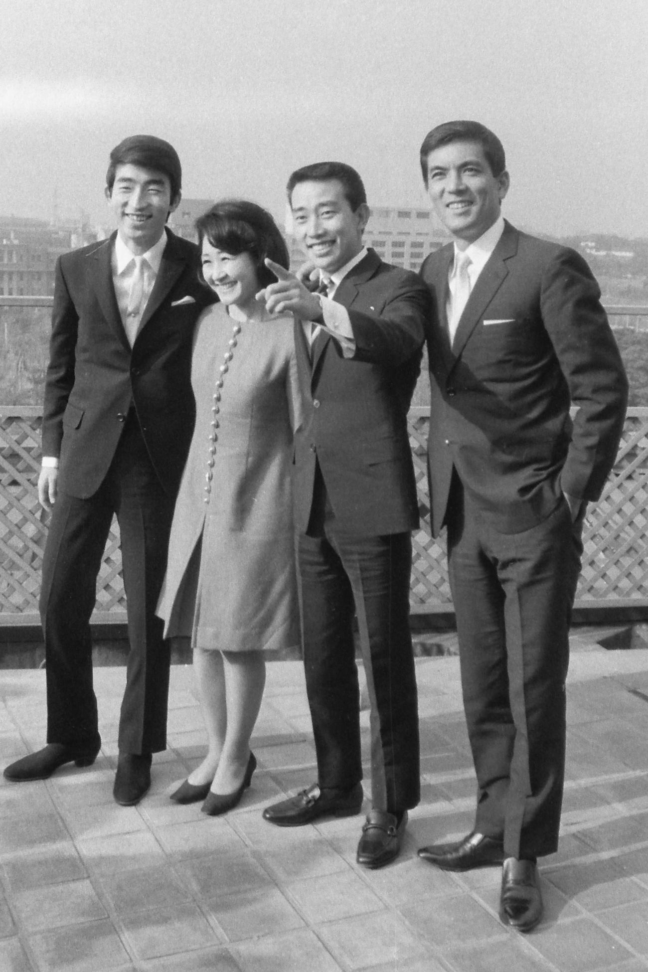 第八回レコード大賞審査　「霧氷」で大賞を受賞する橋幸夫さん（左から3人目）。左から荒木一郎、加藤登紀子、1人おいて加山雄三（1966年12月撮影）