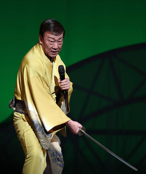橋幸夫ラストコンサート　太刀振りを披露する橋幸夫さん（2023年5月撮影）