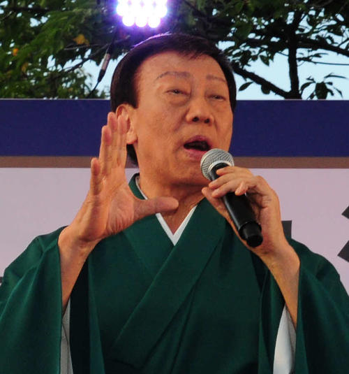 「シャトーカミヤ」歌唱イベント　新曲「ちゃっきり茶太郎」を歌唱する橋幸夫さん（16年8月）