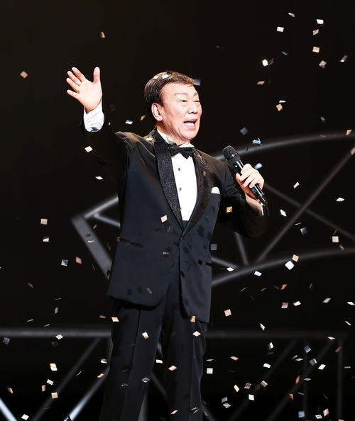 橋幸夫ラストコンサート　ラストコンサートでフィナーレを迎える橋幸夫さん（2023年5月撮影）