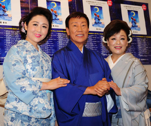 19年7月、浅草公会堂コンサートでの橋幸夫さん（中央）と林よしこ（左）、金沢明子