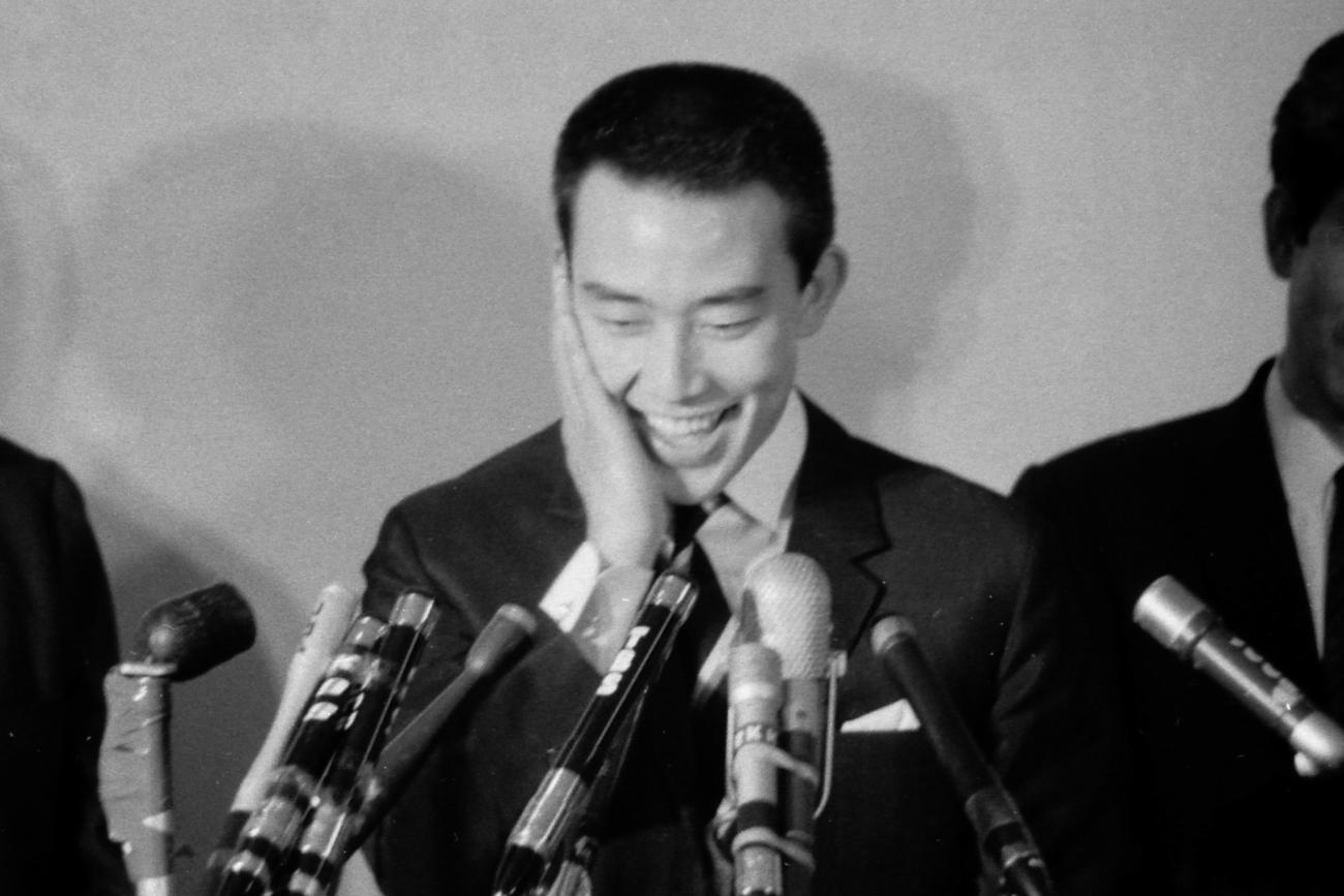 第八回レコード大賞審査　「霧氷」で大賞を受賞する橋幸夫さん（1966年12月撮影）