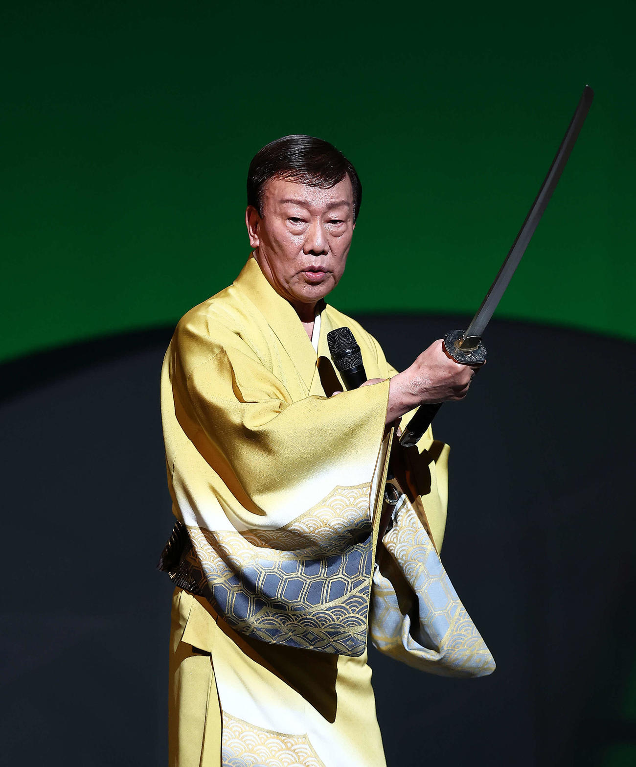 橋幸夫ラストコンサート　太刀振りを披露する橋幸夫さん（2023年5月撮影）