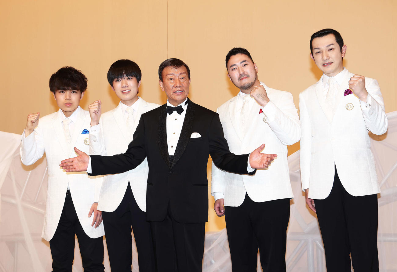 橋幸夫ラストコンサート　2代目橋幸夫と写真に納まる橋幸夫さん（中央）。左から川岸明富、徳岡純平、1人おいて進公平、小牧勇太（2023年5月撮影）
