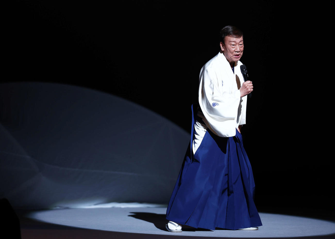 橋幸夫ラストコンサート　オープニングであいさつする橋幸夫さん（2023年5月撮影）