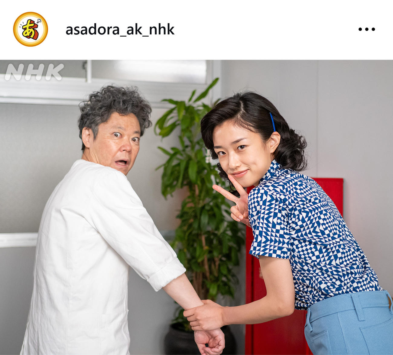 ヤムおんちゃんをつかまえた蘭子（朝ドラ「あんぱん」の公式インスタグラムから）