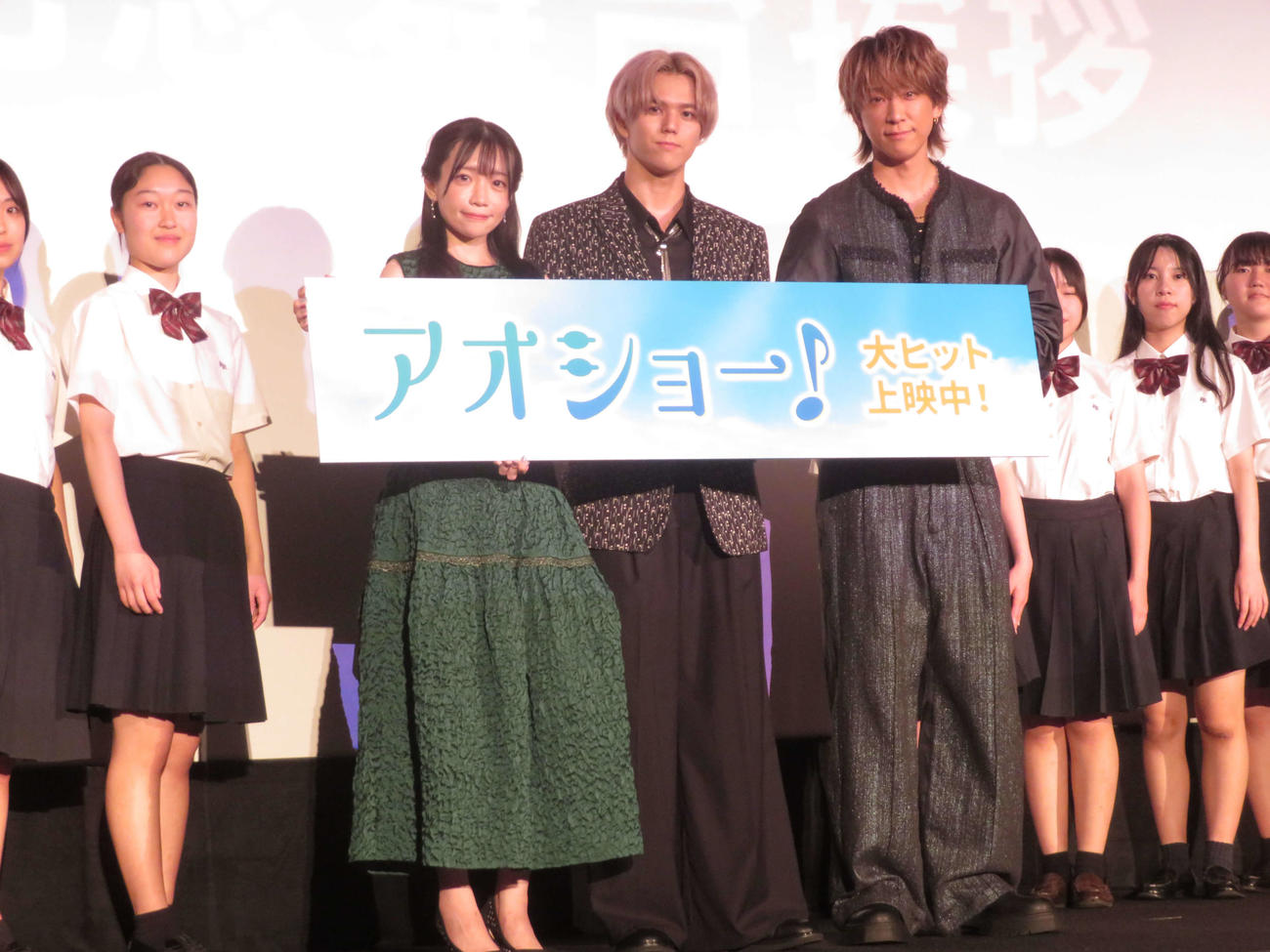 映画「アオショー！」公開記念舞台あいさつに登壇した、左から山川ひろみ、RAN、小山慶一郎