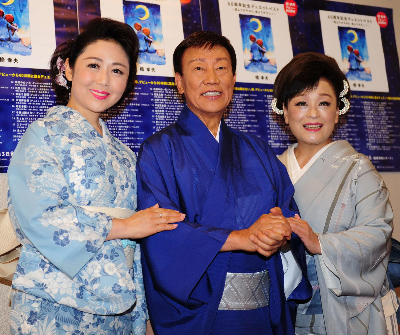 19年7月、浅草公会堂コンサートでの橋幸夫さん（中央）と林よしこ（左）、金沢明子
