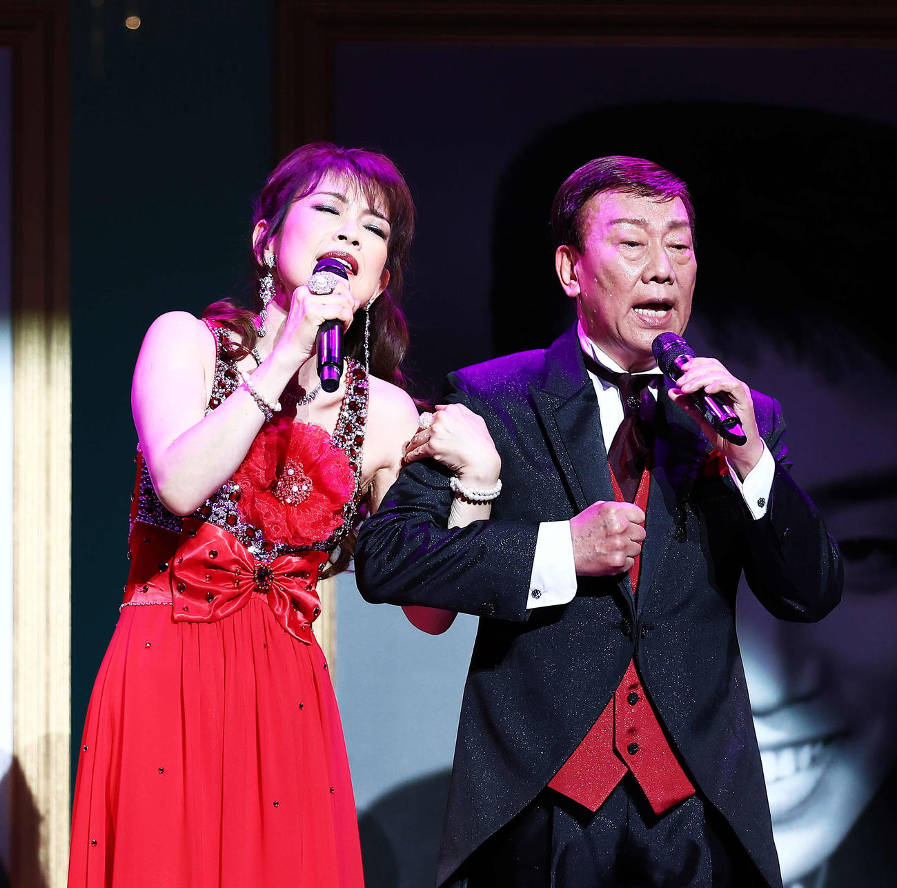橋幸夫ラストコンサート　保科有里（左）とデュエットする橋幸夫さん（2023年5月撮影）