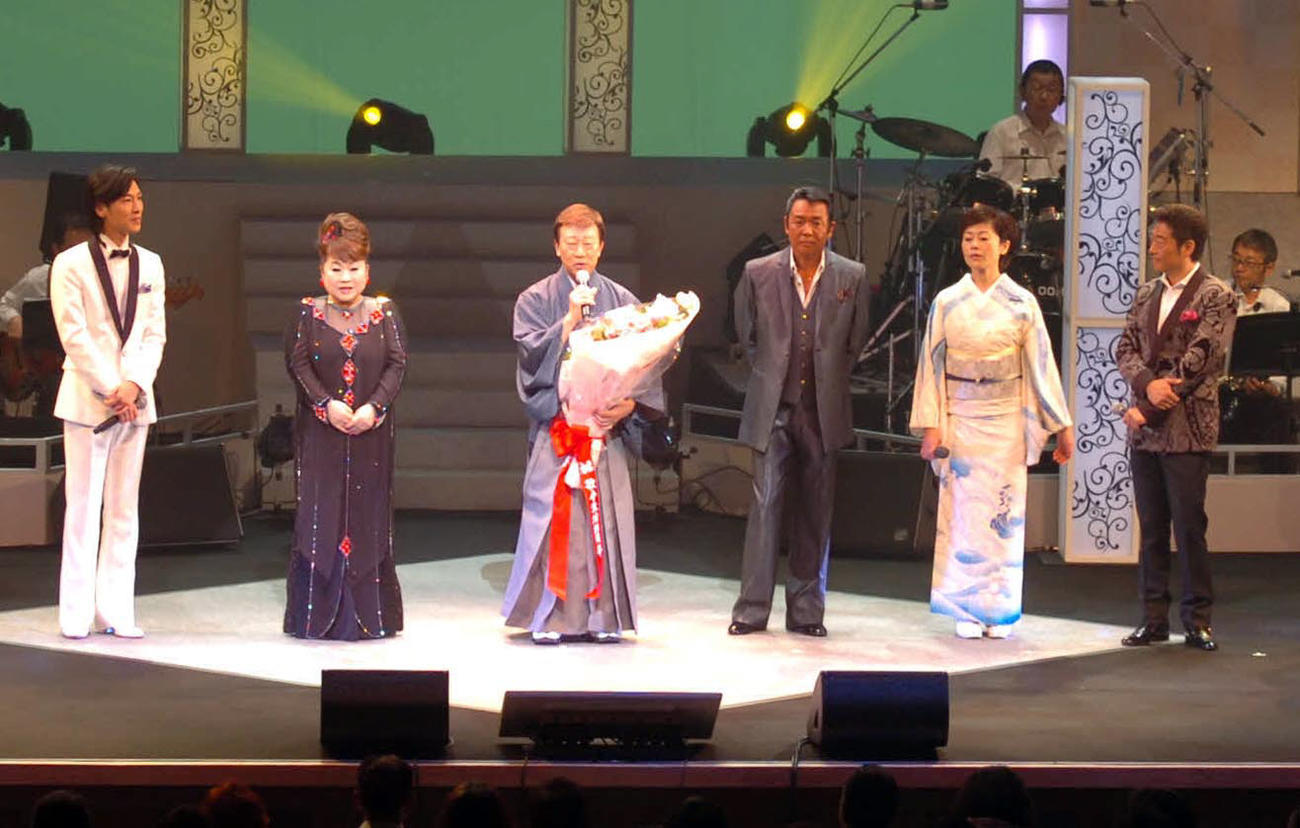 豪華キャストを迎え行われた第1回大阪歌謡フェスティバル。左から山内恵介、天童よしみ、橋幸夫、山本譲二、神野美伽、おおい大輔＝2015年6月2日、大阪市北区中之島のフェスティバルホール