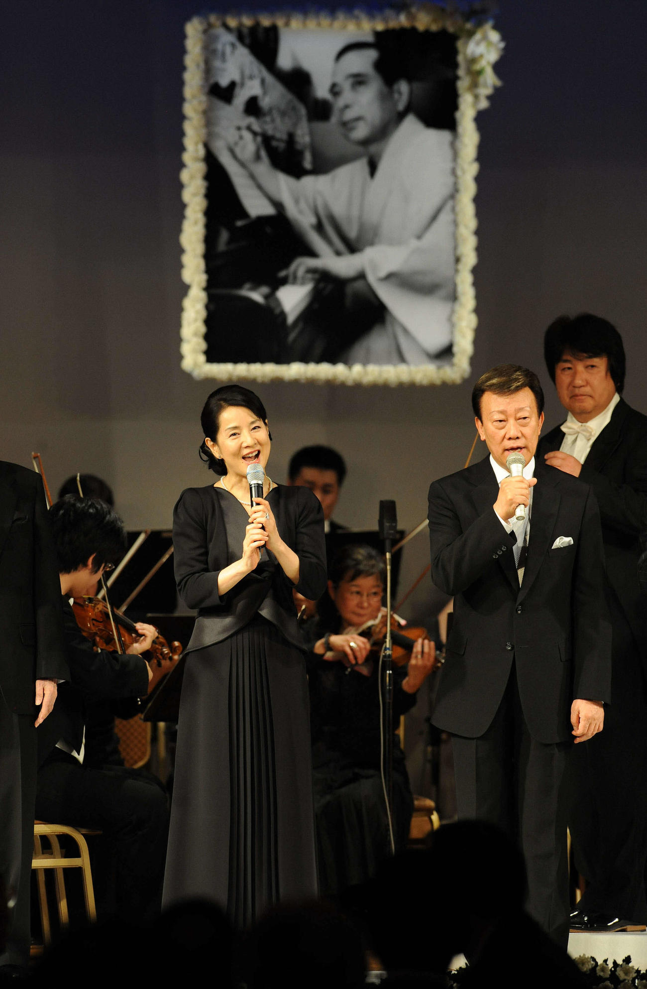 「いつでも夢を」を歌う吉永小百合（左）と橋幸夫さん（2010年6月10日撮影）