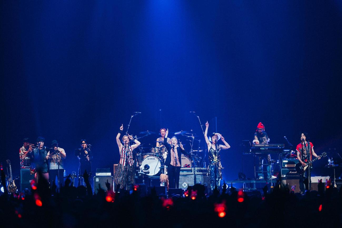 Rockon Social Clubのライブツアーにシークレットゲストとして出演した堺正章（中央）(C)TOKYO RECORDS